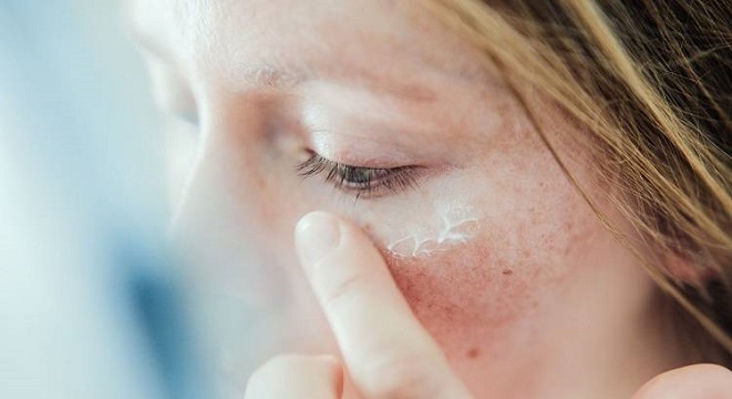 تشخیص علائم خشکی پوست زیر چشم