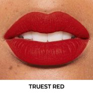 رژ لب اولترا مات Avon حاوی SPF15 حجم 3.6g رنگ TRUEST RED روی لب