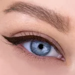 خط چشم ماژیکی ضد آب لوکس ویسیج مدل پرفکت کالر رنگ قهوه ای شکلاتی روی چشم