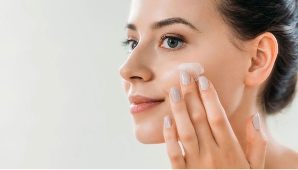 کرم آبرسان کلاژن و رتینول، اکسیر جوانی در دستان شما!