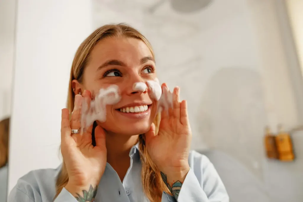 شوینده ژلی، فومی یا کرمی؟ فرقشون چیه و کدومش برای تو بهتره؟