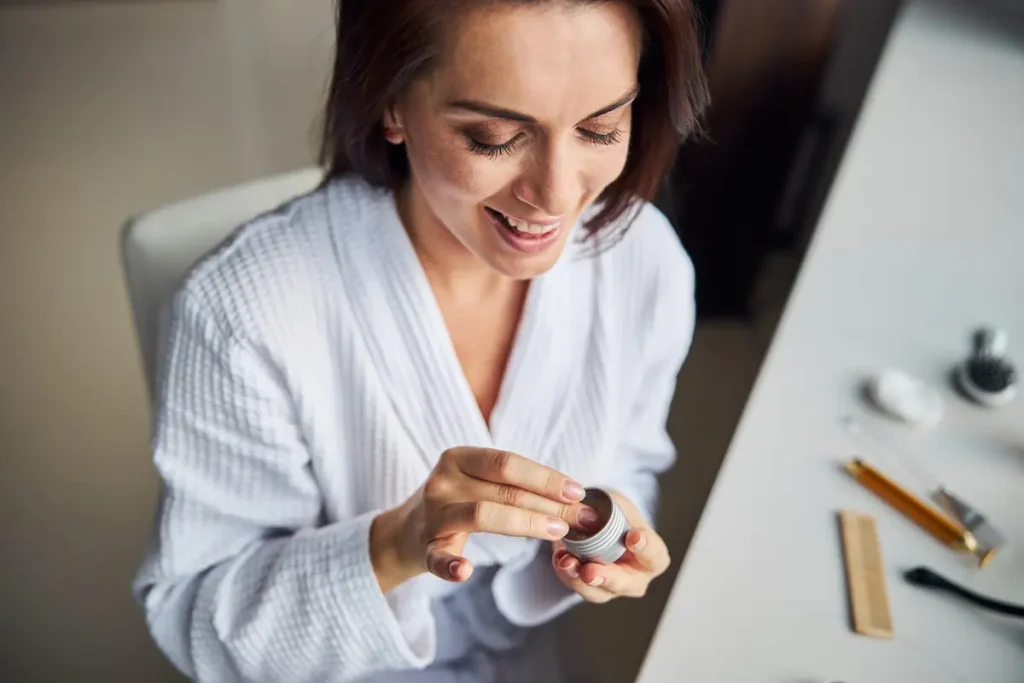 چطور بدون آرایش، پوست خوب داشته باشیم؟ روتین پوستی برای خانم های شاغل‌