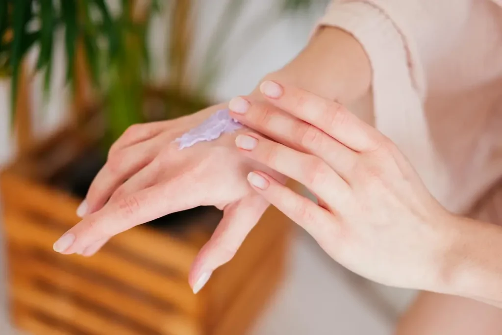 یا ضدآفتاب زدن به پشت دست لازمه؟ جواب علمی + تجربه واقعی