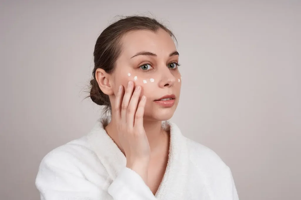 تأثیر مصرف آب کم در گرمای تابستان روی تیرگی دور چشم